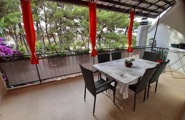 Two bedroom apartment with terrace Mirca, Brač (A-2886-b)