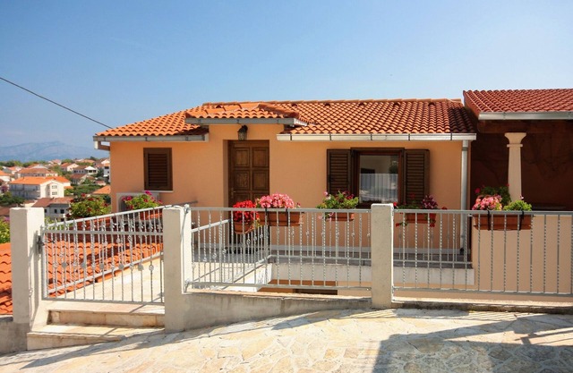 Two bedroom apartment with terrace and sea view Sutivan, Brač (A-745-a)