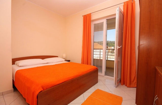 Two bedroom apartment with terrace and sea view Vinišće, Trogir (A-5229-b)