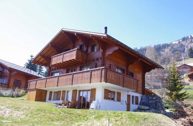 Two-bedroom apartment with private entrance and private garden