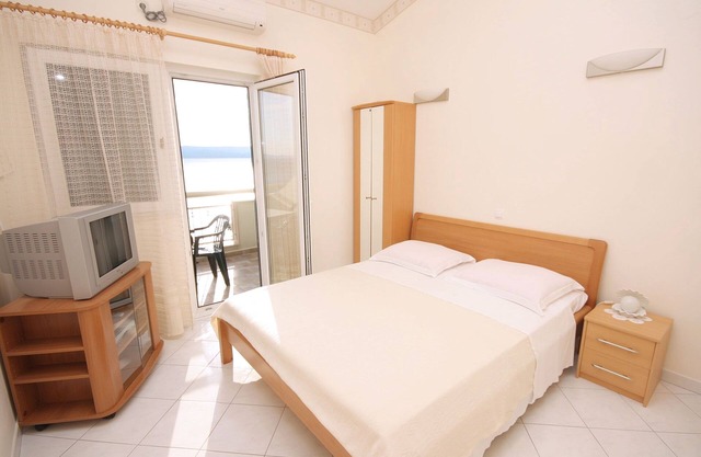 Two bedroom apartment with terrace and sea view Pisak, Omiš (A-4815-b)
