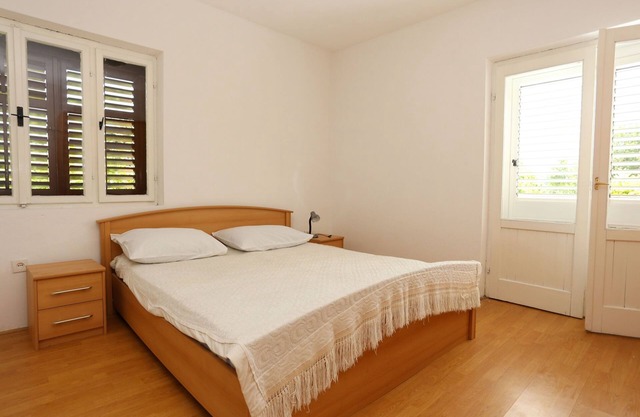 Two bedroom apartment with balcony Trpanj, Pelješac (A-10148-c)