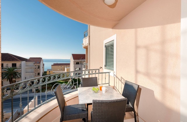 Two bedroom apartment with balcony and sea view Tučepi, Makarska (A-3193-e)