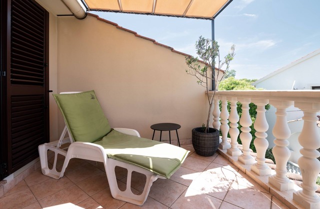 Two bedroom apartment with terrace and sea view Muline, Ugljan (A-8521-b)