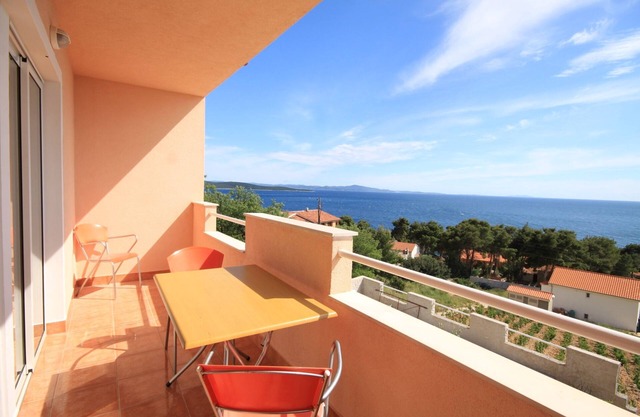 Two bedroom apartment with balcony and sea view Ivan Dolac, Hvar (A-8734-d)