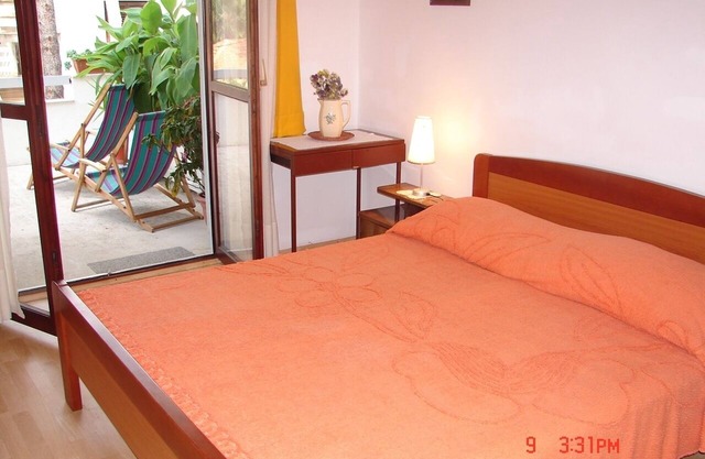 Two bedroom apartment with terrace Jelsa, Hvar (A-15073-a)