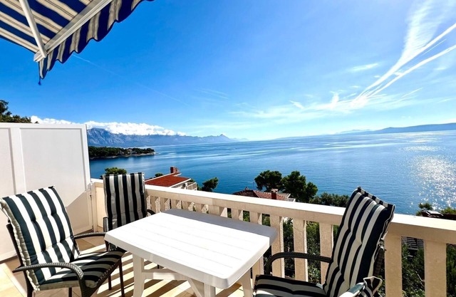 Two bedroom apartment with terrace and sea view Puntinak, Brač (A-718-b)