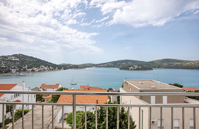 Two bedroom apartment with balcony and sea view Tisno, Murter (A-5130-a)