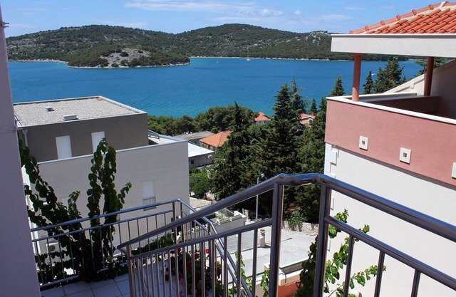 Two bedroom apartment with balcony and sea view Tisno, Murter (A-5130-b)