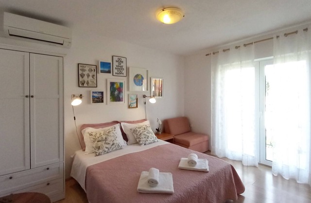 Two bedroom apartment with sea-view, parking, close to center of Hvar