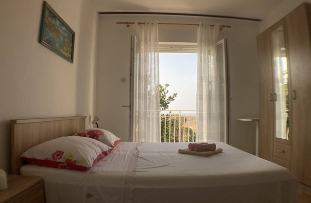 Two bedroom apartment with balcony and sea view Lun, Pag (A-9395-b)