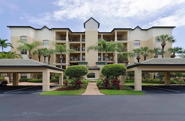 Two Bedroom Condo in Vineyards The Concord - golf course views and next to pool