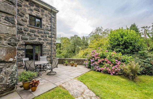Two Bedroom Holiday Cottage On The Banks of The River Dwyfor | Melin-Dwyfor