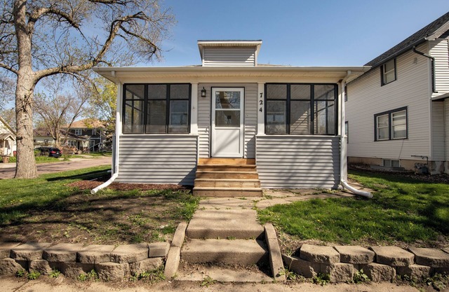 Two Bedroom Home close to Downtown and Hospitals