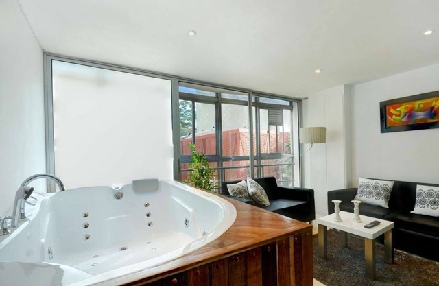 Two Bedroom Middle of Park lleras AC, Hot tub Bars downstairs