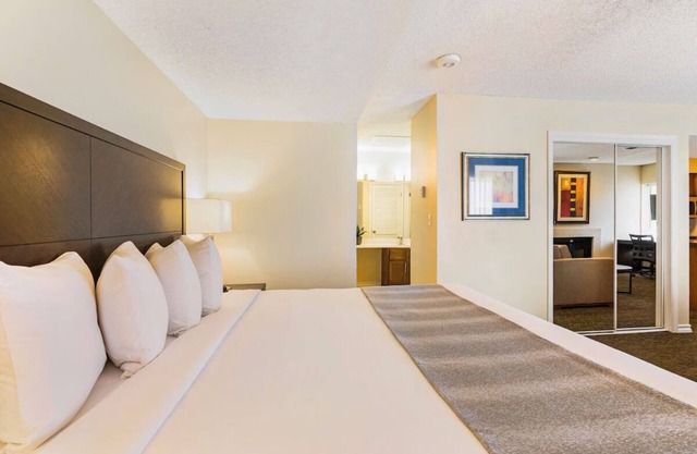 Two-Bedroom Suite – Full Kitchen, Outdoor Pool & Breakfast