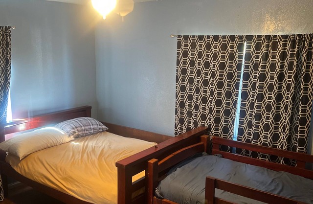 Two bedroom upper unit in a house downtown Long Beach