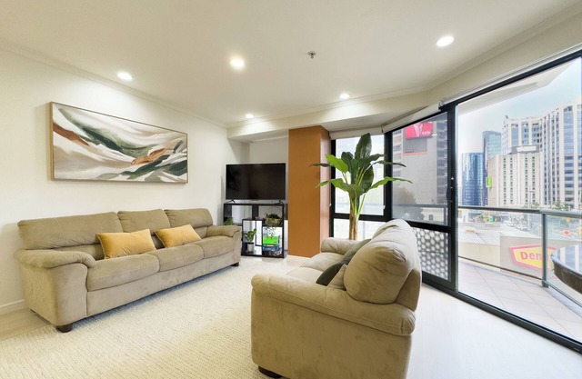 Two bedrooms Condo with Skytower View