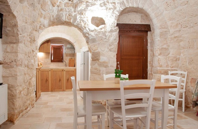 Two bedrooms Trullo and air conditioning close to Locorotondo