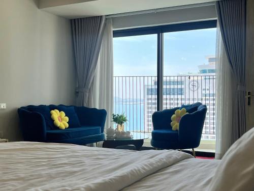 Two connecting studios with ocean view at center