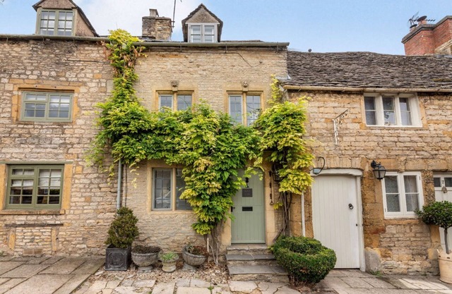 Two dog friendly holiday cottages in the Cotswolds with garden - Bag End & Peppercorn Cottage