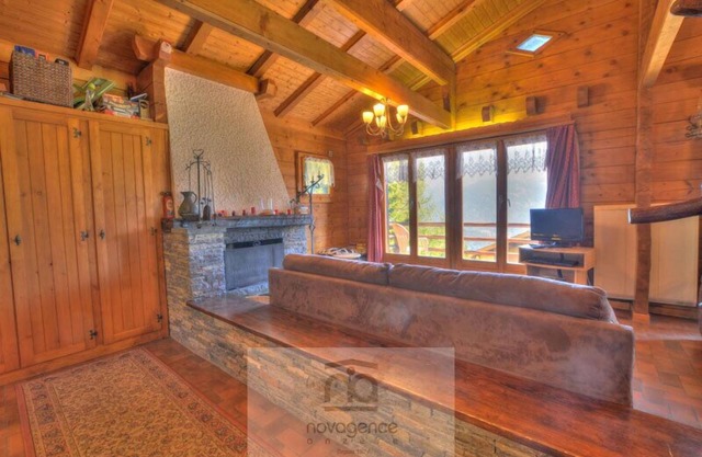 Two floors chalet:GROUND FLOOR: 2 showers room/WC and 3 bedrooms. The first bedroom has 2 bunk beds