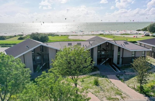 Two floors, four bedrooms, a sauna, and views over the IJsselmeer. Ideal for large families or groups of friends.