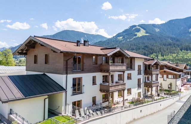 Two holiday apartments with spa near the gondola