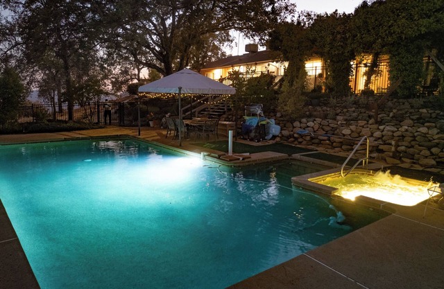 Two Houses on 100 acres-Pool-2 Hot Tubs-45 Min to Yosemite Nat. Park