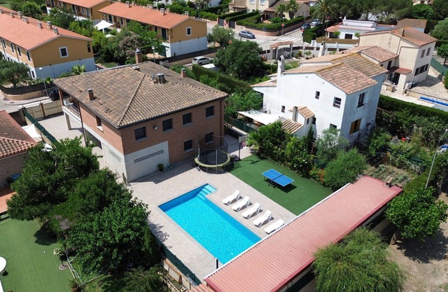 Two in one - Private pool and airco