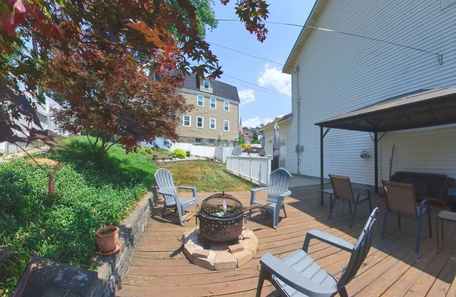 Two KING beds! Lots of off-street parking! Close to downtown! Pet friendly!