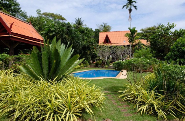 Two Kingsize bedrooms with air conditioning 1 double bedroom with fans