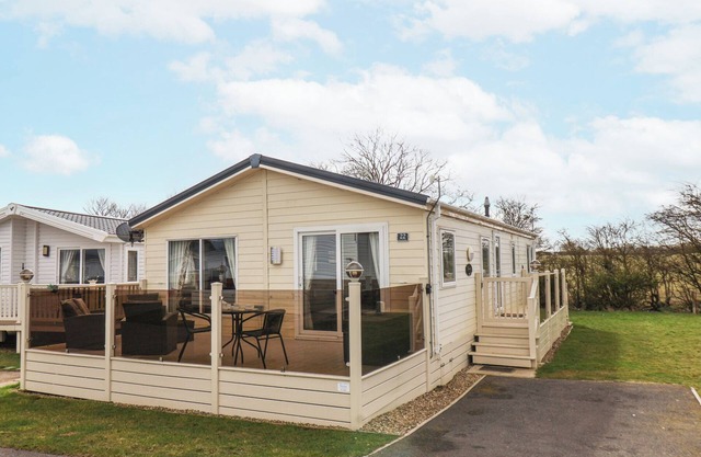 TWO LITTLE DUCKS, pet friendly, country holiday cottage in Cayton
