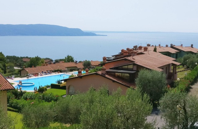 Two-room apartment with fantastic views of Gaino on Lake Garda