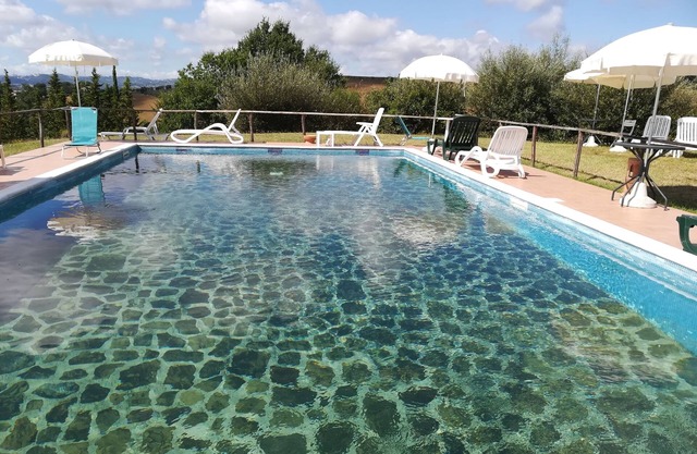 Two-room apartment between Assisi Perugia and Gubbio. Pond and swimming pool.