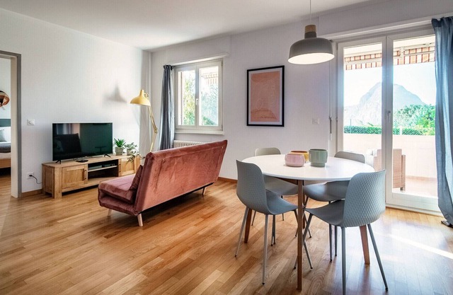 Two-room apartment with lake view patio in Ruvigliana (Brezza di Lago)