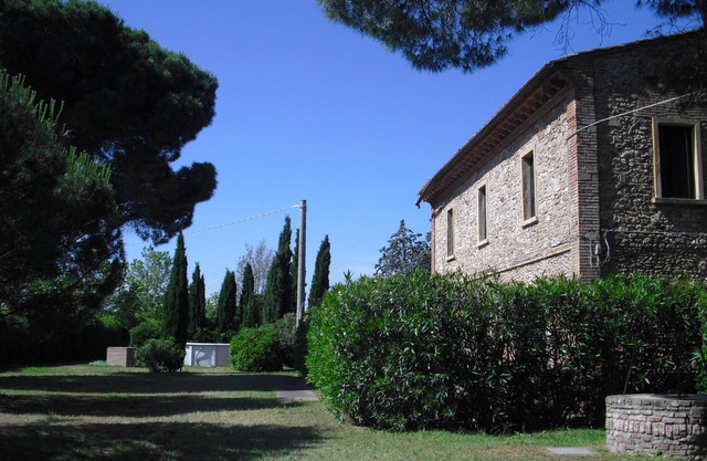 Two-room apartment in a country house with park and swimming pool, near the sea.
