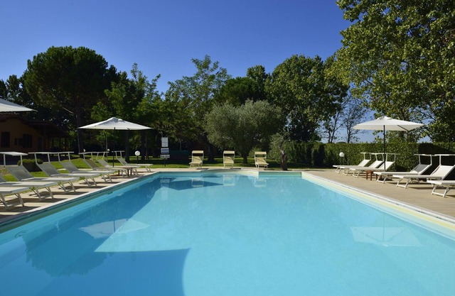 Two-room apartment in residence with swimming pool and restaurant