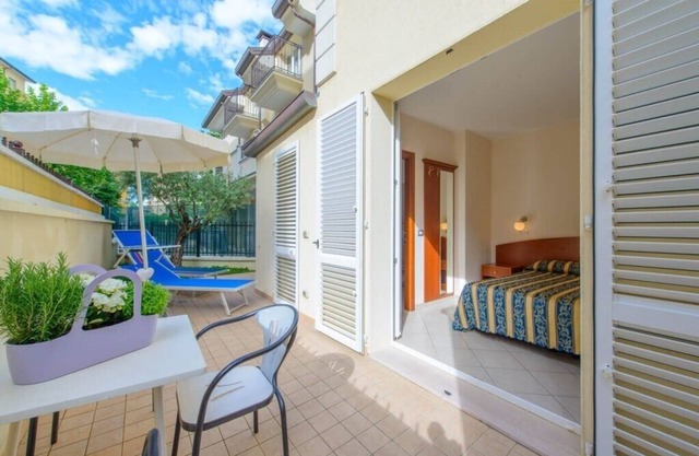 TWO-ROOM APARTMENT 20 meters from the sea with courtyard, in Viserba, with covered parking.