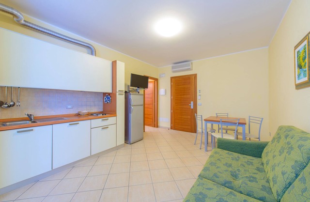 TWO-ROOM APARTMENT SUITE No. 5, 20 METERS FROM THE SEA, in VISERBA, WITH PRIVATE PARKING.