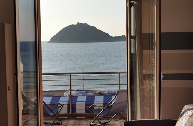 TWO-ROOM APARTMENT NEW SEA VIEW GALLINARA ISLAND DIRECTLY ON THE BEACH