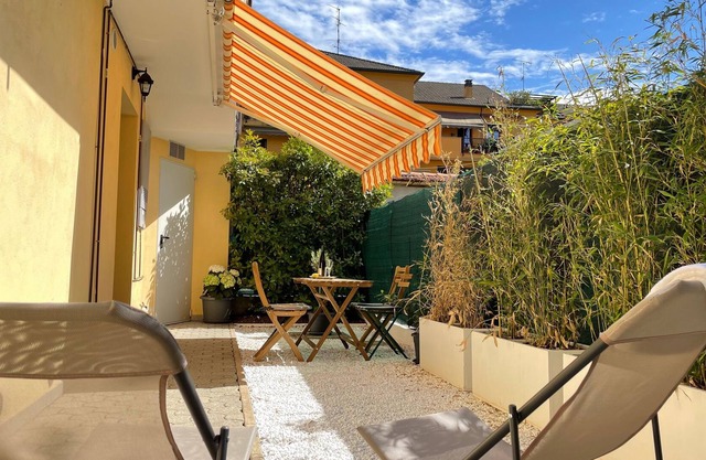 Two-room apartment with INDEPENDENT entrance and private OUTSIDE SPACE.