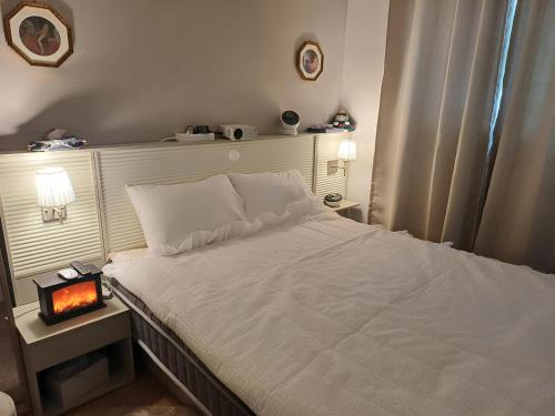 two room Cozy and Cool House Food alley