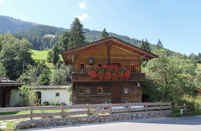 Two rustical chalets, only 1 km to the ski lift