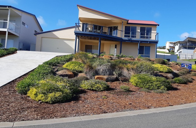 TWO STOREY HOLIDAY HOME - MAGNIFICENT 180 DEGREE SEA VIEWS