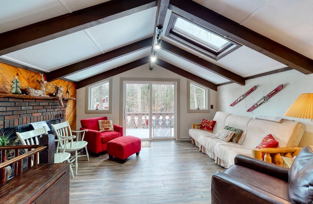 Two-story home w/guest suite, gas grill, & private washer/dryer - Dogs okay