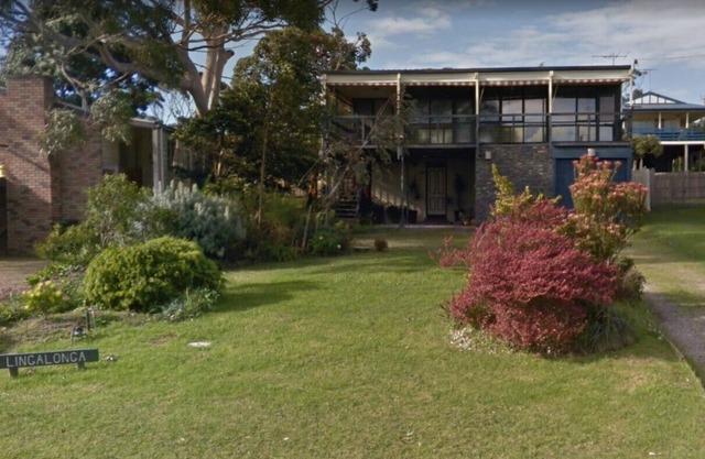 Two story, modern 70's, pet friendly, beach house. Close to track & beach(300m)