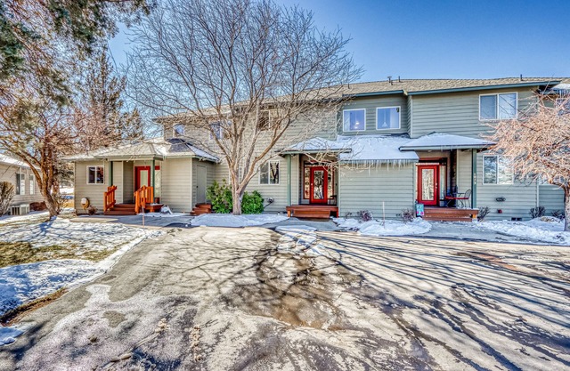 Two-story townhome on Ridge Golf Course with pools, hot tubs, gyms, tennis