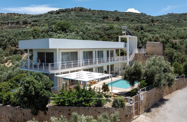 Two-story villa with pool close to Kissamos