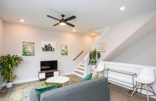 Two Townhome Combo w Parking 12 min to DT